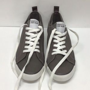 Kenneth Cole THE RUN - NWOT gray sneakers size 10M